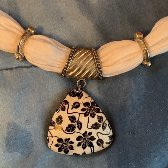 White scarf with pendant - Picture 10 of 10